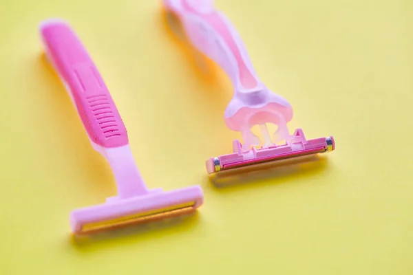 Productos Para Cuidado Piel Cuchillas Afeitar Sobre Fondo Amarillo Nadie —  Fotos de Stock