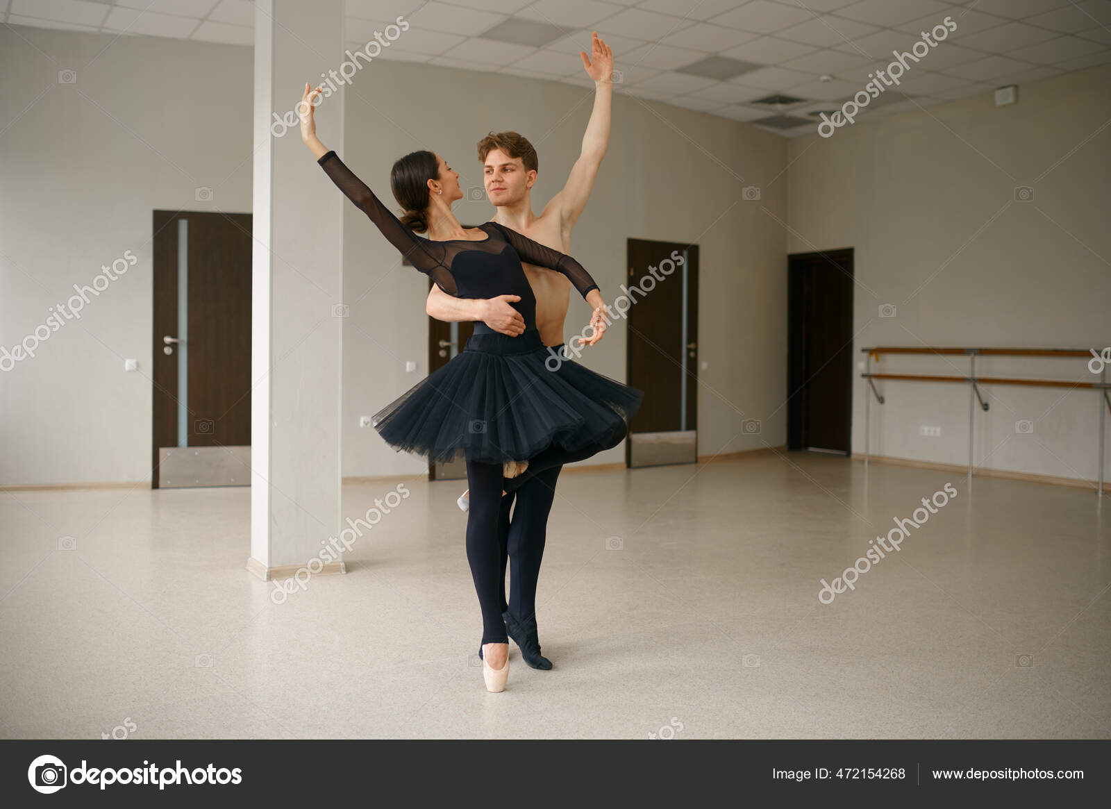バレエ 全裸 女性と男性のバレエダンサーが裸で踊る バレリーナクラスでのパートナートレーニング ダンススタジオのインテリア — ストック写真 © Nomadsoul1 #472154268