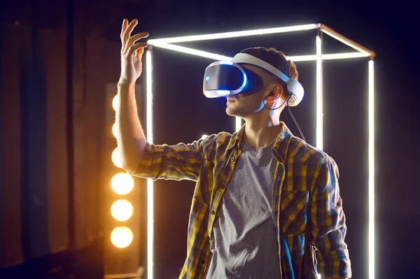 Man Spielt Virtual Reality Headset Und Gamepad Leuchtendem Würfel Dunkles — Stockfoto