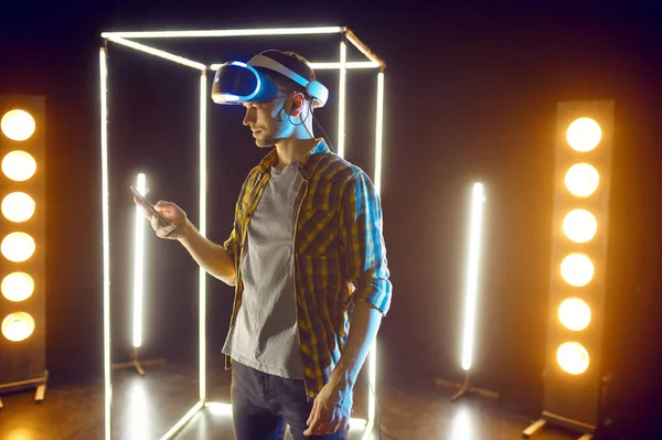 Muž Hraje Virtuální Realitě Sluchátka Gamepad Světelné Kostce Interiér Klubu — Stock fotografie