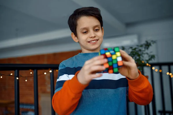 Glimlachende Jongen Houdt Puzzelblokje Zijn Handen Speelgoed Voor Hersen Logische — Stockfoto