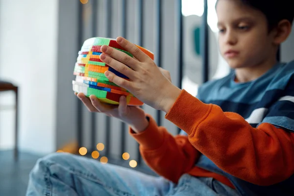 Kind Probeert Moeilijke Puzzelkubus Lossen Speelgoed Voor Hersen Logische Hersentraining — Stockfoto