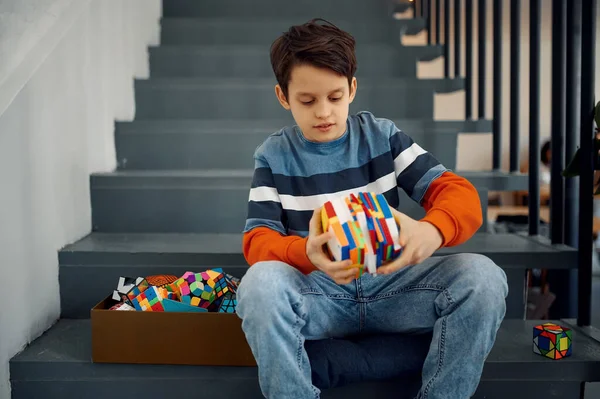 Menino Sentado Nos Degraus Jogar Com Cubos Quebra Cabeça Brinquedo — Fotografia de Stock