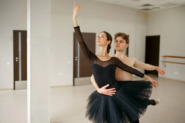 Vrouwelijke Mannelijke Balletdansers Actie Ballerina Met Partnertraining Klas Dansstudio Interieur — Stockfoto
