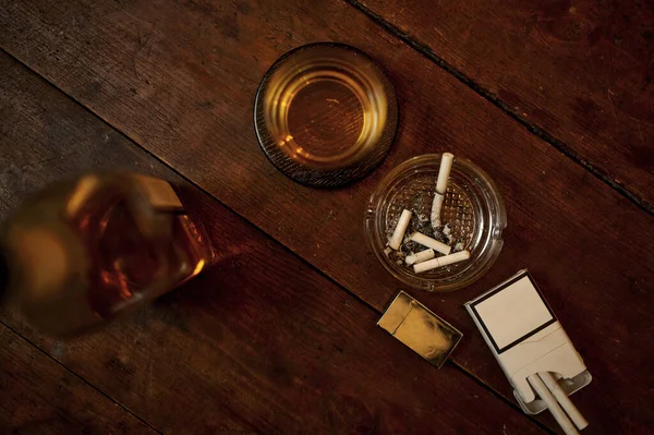 Сигарети Попільничці Алкогольних Напоях Пляшці Дерев Яному Столі Вид Зверху — стокове фото