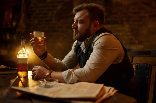 Affärsman Röker Cigarett Och Dricker Alkohol Dryck Vintage Kontor Inredning — Stockfoto