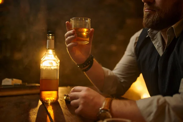 Affärsman Röker Cigarett Och Dricker Alkohol Dryck Vintage Kontor Inredning — Stockfoto