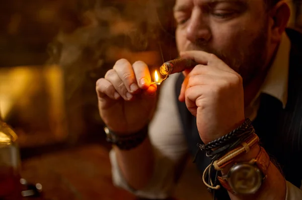 Porträtt Skäggig Man Tänder Cigarr Med Tändsticka Närbild Tobaksrökning Särskild — Stockfoto