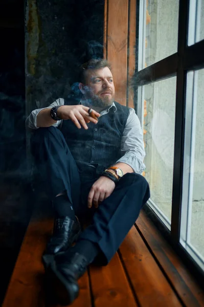 Mann Sitzt Auf Der Fensterbank Und Raucht Zigarre Hintergrund Vintage — Stockfoto