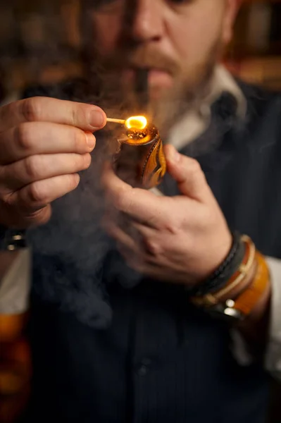 Retrato Homem Barbudo Luzes Cachimbo Fumar Com Fósforo Vista Perto — Fotografia de Stock