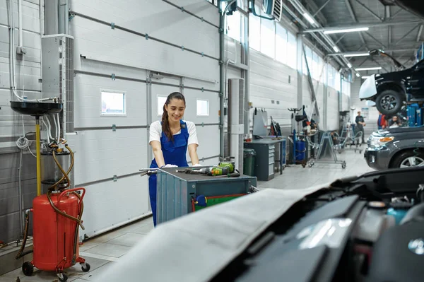 Female Mechanic Stands Hood Car Service Vehicle Repairing Garage Woman — Stock Photo, Image