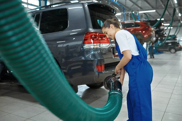 Female Mechanic Prepares Inspection Car Service Vehicle Repairing Garage Man — Stock Photo, Image