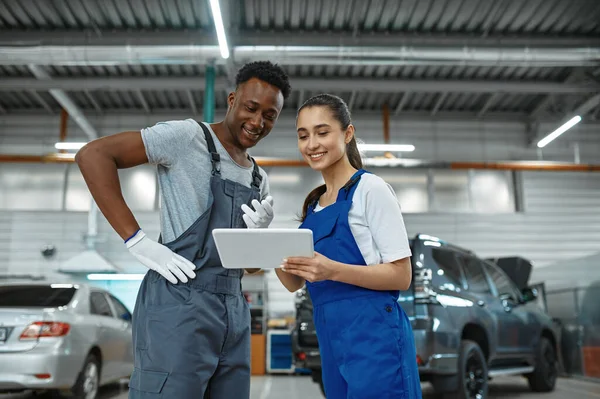 Männliche Und Weibliche Mechaniker Inspizieren Motor Autoservice Kfz Werkstatt Männer — Stockfoto