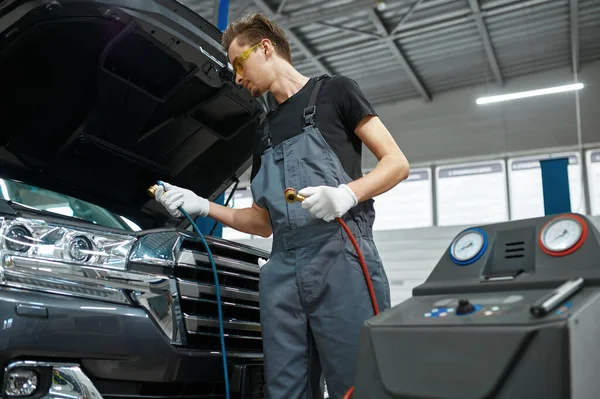 Männliche Mechaniker Füllt Die Klimaanlage Auto Service Kfz Werkstatt Mann — Stockfoto
