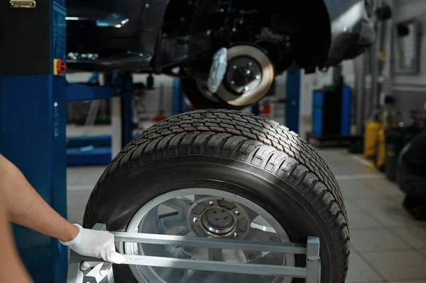 Male Mechanic Fixes Problem Wheel Car Service Vehicle Repairing Garage — Stock Photo, Image