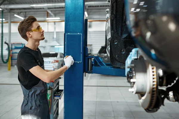 Mecânico Masculino Levanta Carro Serviço Automóvel Veículo Reparação Garagem Homem — Fotografia de Stock