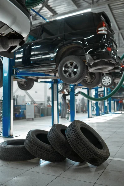 Car Wheel Auto Lift Tire Service Concept Nobody Vehicle Repairing — Foto de Stock