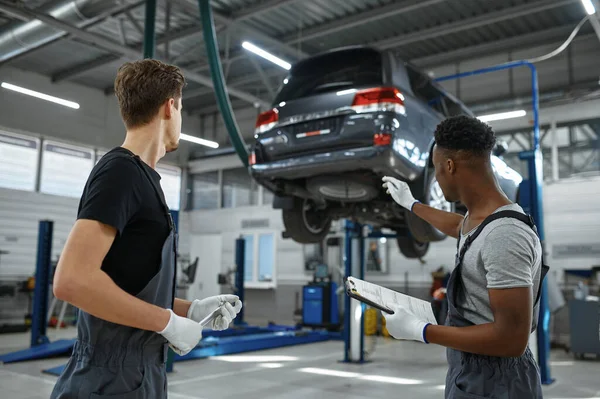 Two Male Mechanics Talking Car Service Vehicle Repairing Garage Men — Stock Photo, Image