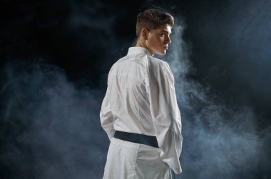 Erkek karateka, siyah kuşaklı, arka görüşlü, karanlık bir geçmişi var. Karate antrenmanındaki adam, dövüş sanatları, dövüş öncesi antrenman