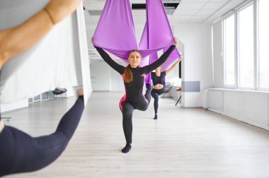 Hava ya da yer çekimi yogası, grup eğitimi, hamaklarda asılı kalma. Fitness, pilates ve dans egzersizleri karışımı. Yogi antrenmanındaki kadınlar, sağlıklı yaşam tarzları.