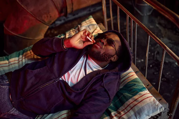 Hombre Drogadicto Con Cigarrillo Acostado Cama Infierno Shebang Interior Fondo — Foto de Stock