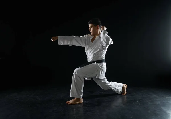 Férfi Karate Harcos Harci Pozícióban Sötét Háttérrel Férfi Karate Edzés — Stock Fotó