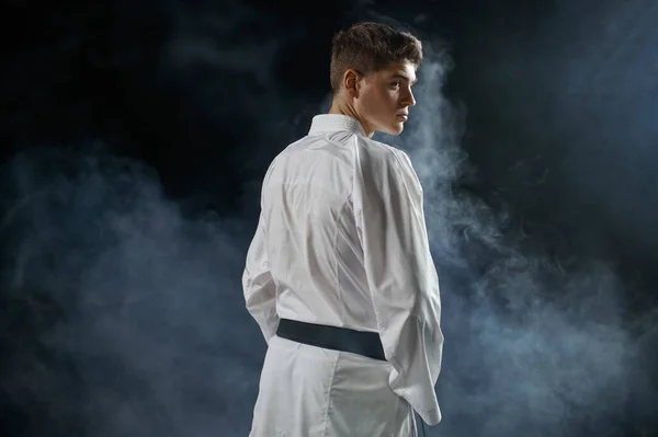Männlicher Karateka Kämpfer Mit Schwarzem Gürtel Rückansicht Dunkler Hintergrund Karate — Stockfoto