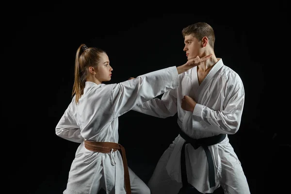 Női Karate Harcos Edzés Mester Fehér Kimonó Sötét Füstös Háttér — Stock Fotó