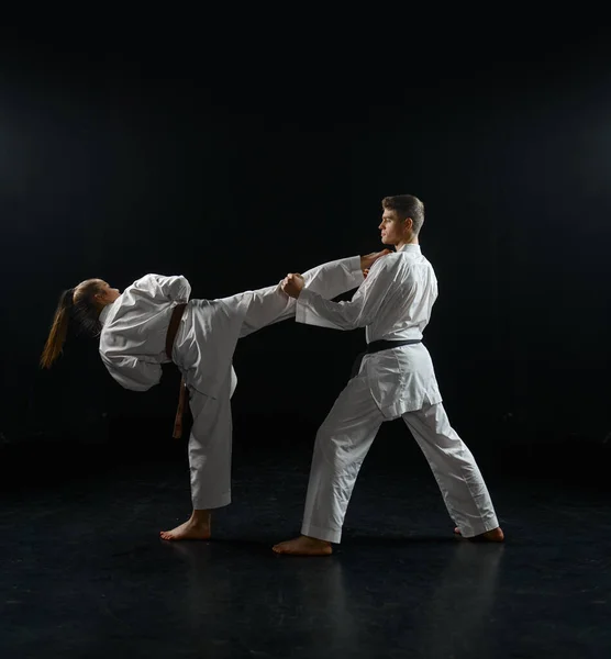 Női Karate Harcos Edzés Férfi Mester Fehér Kimonó Sötét Füstös — Stock Fotó