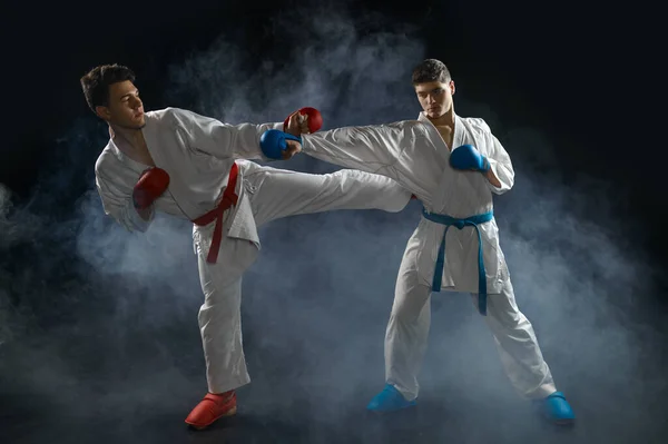 Zwei Männliche Karatekas Weißem Kimono Und Handschuhen Streiken Aktion Dunkler — Stockfoto