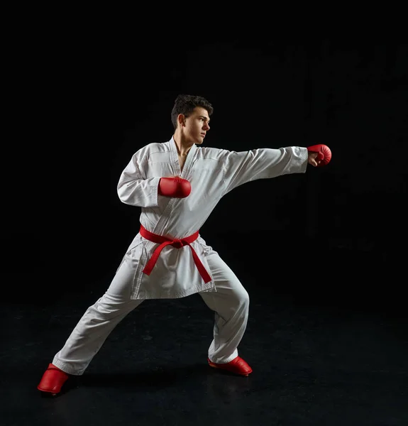 Man Karate Vechter Witte Kimono Rode Handschoenen Gevechtshouding Donkere Achtergrond — Stockfoto