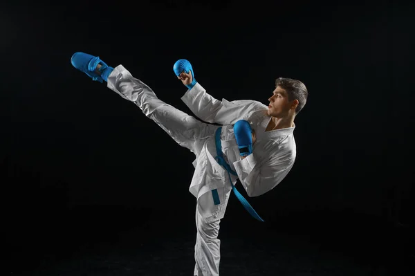 Karateka Masculino Treino Combate Quimono Branco Luvas Vermelhas Postura Combate — Fotografia de Stock