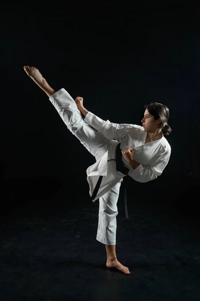 Vrouwelijke Karate Vechter Witte Kimono Gevechtshouding Actie Donkere Achtergrond Karateka — Stockfoto