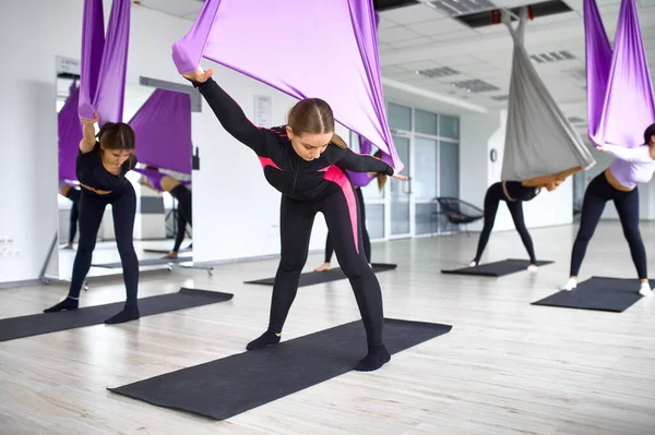 Fly Yoga Weibliches Gruppentraining Mit Hängematten Fitness Pilates Und Tanzübungen — Stockfoto