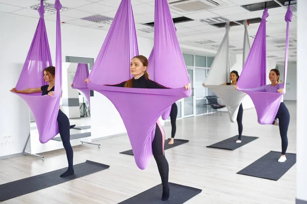 Yoga Aéreo Antigravedad Entrenamiento Grupo Con Hamacas Fitness Pilates Ejercicios — Foto de Stock