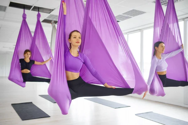 Yoga Mouche Entraînement Groupe Féminin Accroché Des Hamacs Fitness Pilates — Photo