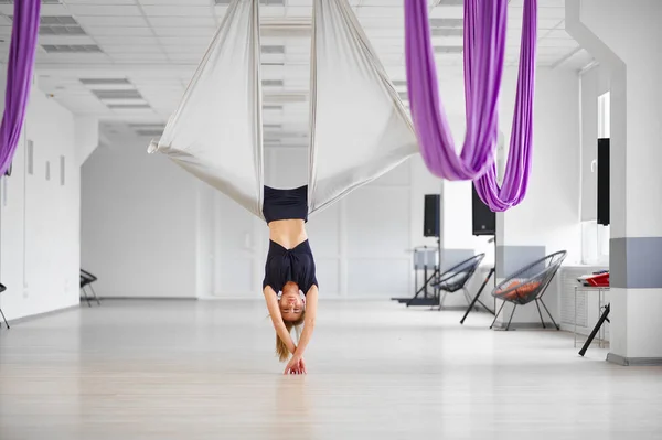 Yoga Aérien Femme Suspendue Envers Sur Hamac Fitness Pilates Exercices — Photo