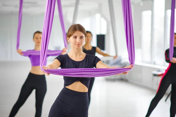Estudio Yoga Aéreo Entrenamiento Grupo Femenino Colgado Hamacas Fitness Pilates —  Fotos de Stock