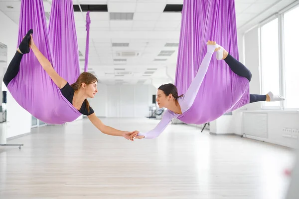 Aerial Oder Fly Yoga Studio Weibliches Gruppentraining Hängend Auf Hängematten — Stockfoto