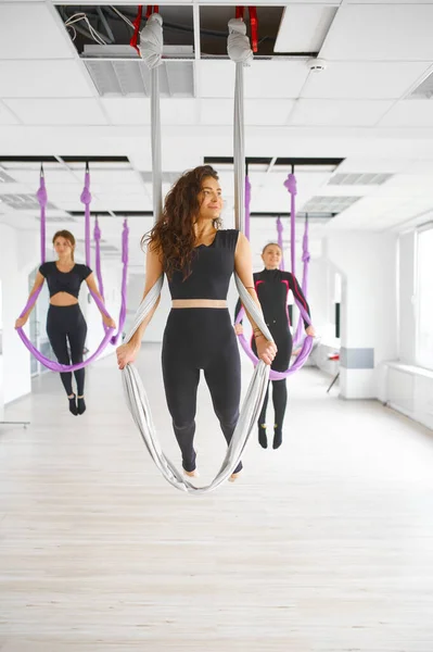 Fly Yoga Studio Gruppentraining Für Frauen Hängematten Hängen Antigravitation Fitness — Stockfoto