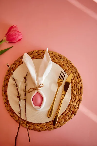 チューリップの開花 プレート上のイースターエッグ ピンクの背景の食器 春の木の花と牧歌的な食べ物 休日のお祝いのための新鮮な花の装飾 イベントシンボル — ストック写真