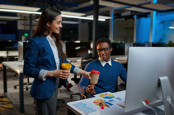 Hombre Mujer Pantalla Estilo Vida Oficina Hombres Mujeres Hablando Ordenador —  Fotos de Stock