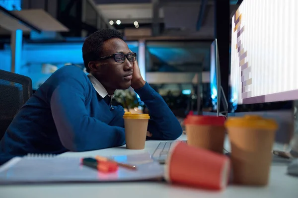 Κουρασμένος Άντρας Γυαλιά Δουλεύει Στον Υπολογιστή Στον Τρόπο Ζωής Του — Φωτογραφία Αρχείου