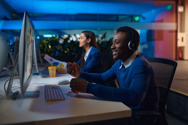 Dos Gerentes Sonrientes Trabajan Oficina Nocturna Alegre Trabajadores Masculinos Femeninos — Foto de Stock