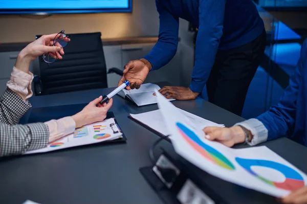 Dirigenti Trattative Commerciali Ufficio Notte Lavoratrici Lavoratrici Scuro Business Center — Foto Stock