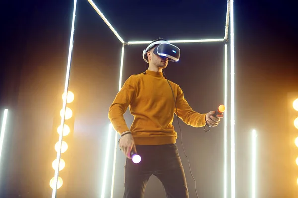 Mannelijke Gamer Speelt Het Spel Met Behulp Van Virtual Reality — Stockfoto