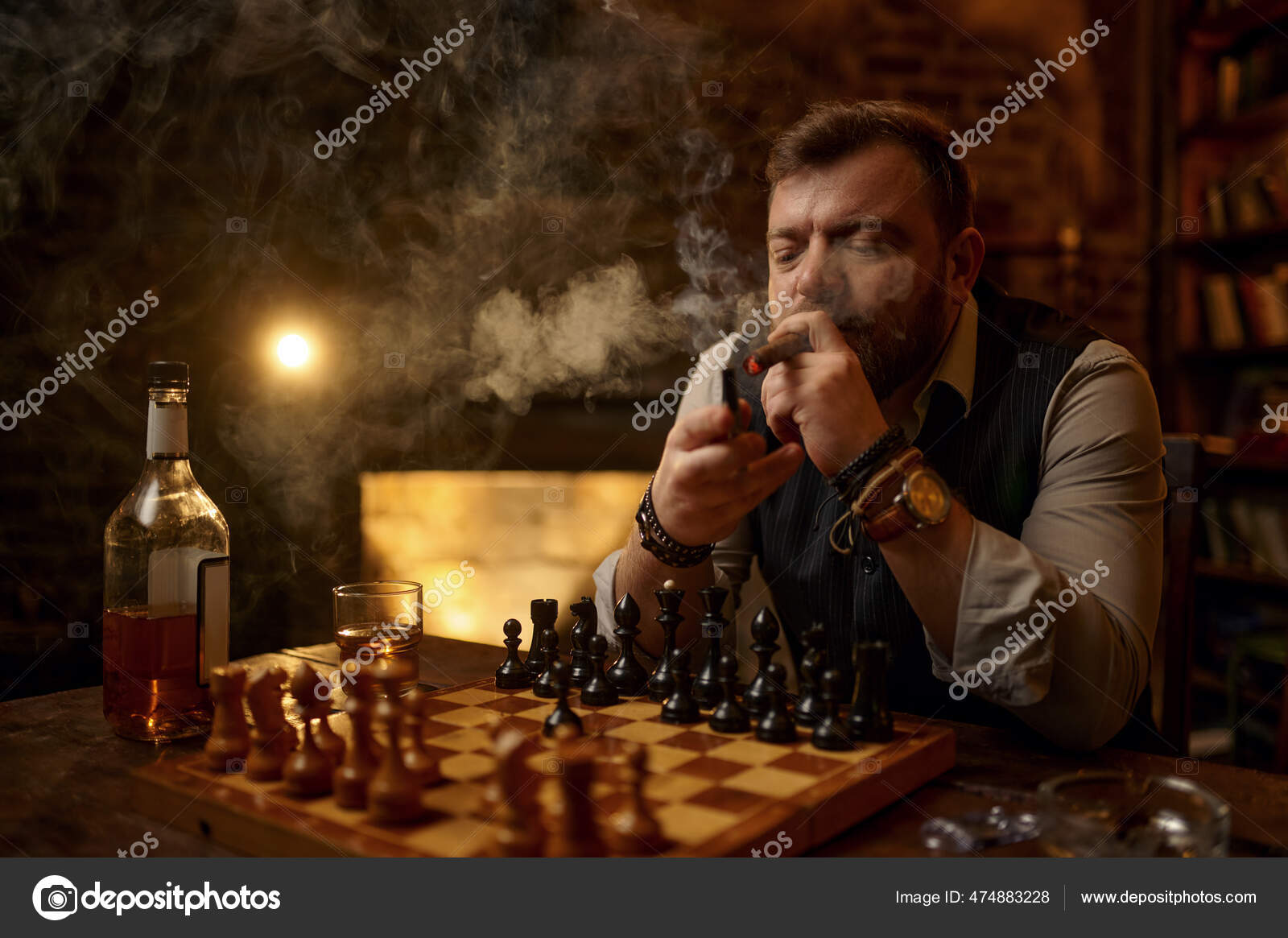 Xadrez de jogo de tabuleiro e homens jogando em uma mesa enquanto