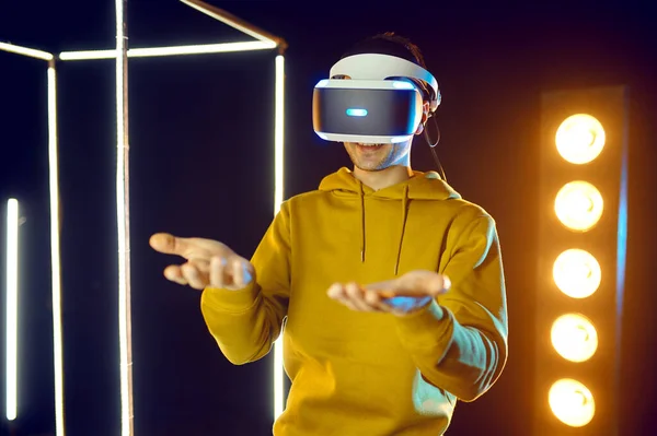 Joven Jugador Juega Juego Simulador Auriculares Realidad Virtual Gamepad Cubo — Foto de Stock