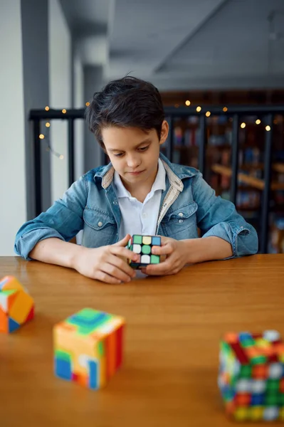 Маленький Мальчик Пытается Решить Кубики Головоломок Игрушка Тренировки Мозга Логики — стоковое фото