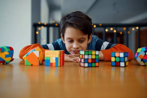 Kleine Jongen Kijkt Puzzelblokjes Speelgoed Voor Hersen Logische Hersentraining Creatief — Stockfoto